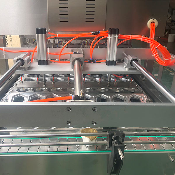 全自动熟食铝箔盒封口机设备细节